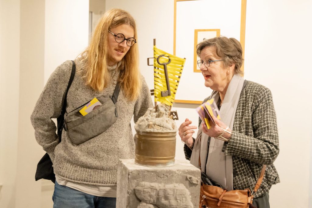 Opening Klapperende Straten met uitleg door één van onze vrijwilligers en een bezoeker